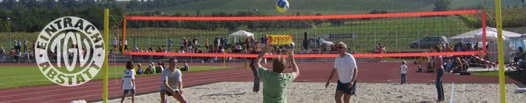 Die Abteilung Volleyball auf dem Kiwi-Beachplatz.