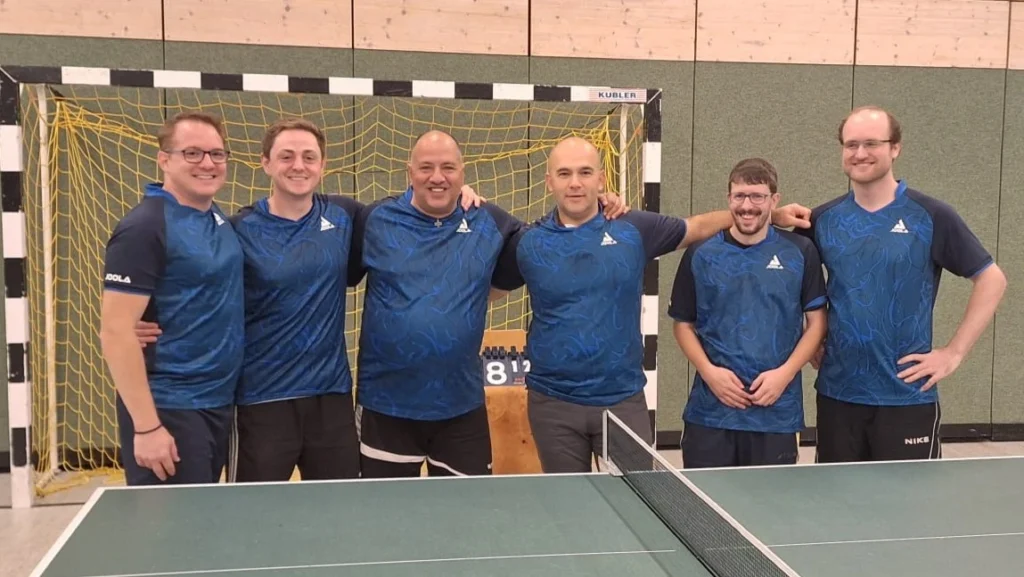 Ein Gruppenbild der Gruppe Herren 2 im Tischtennis.