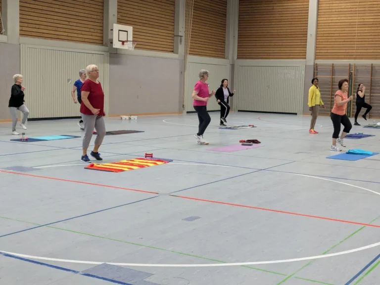 Die Abteilung Damengymnastik beim Training mit Matten und Gewichten.