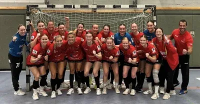 Ein Teamfoto der Abteilung Handball. Jugendliche stehen in einer Sporthalle vor einem Tor.