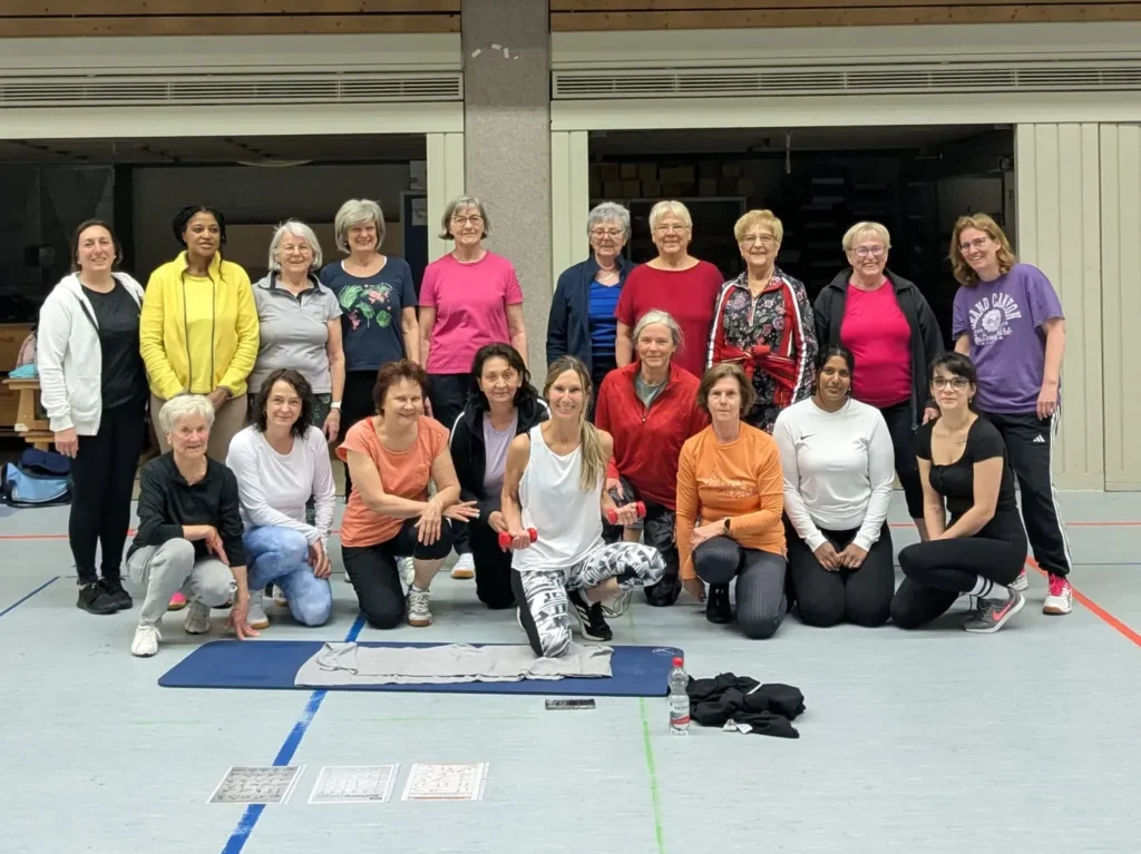 Ein Gruppenfoto der Abteilung Damengymnastik in einer Turnhalle.