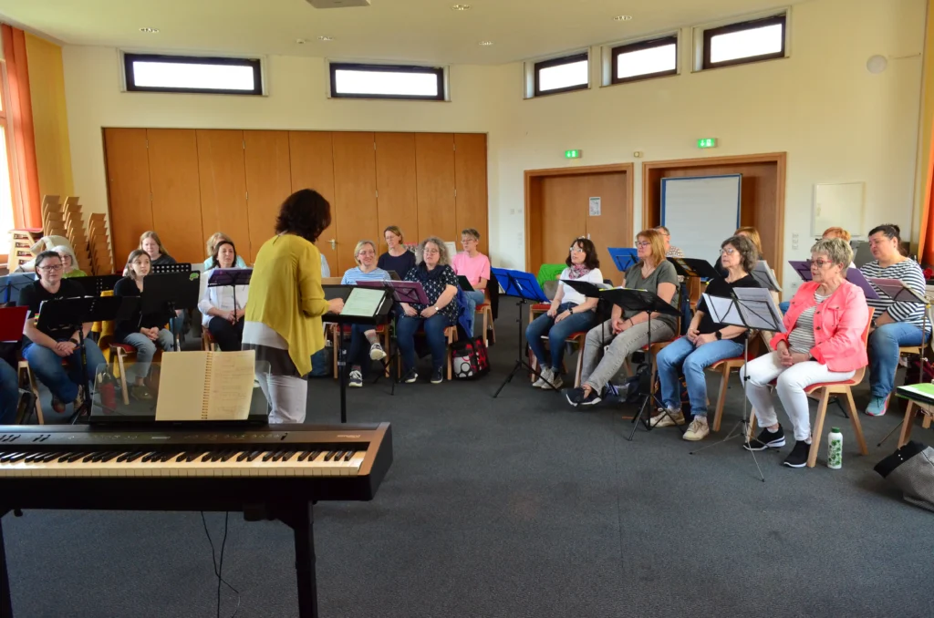 Probe am Chorwochenende der Abteilung Gesang. Chorleiterin dirigiert.