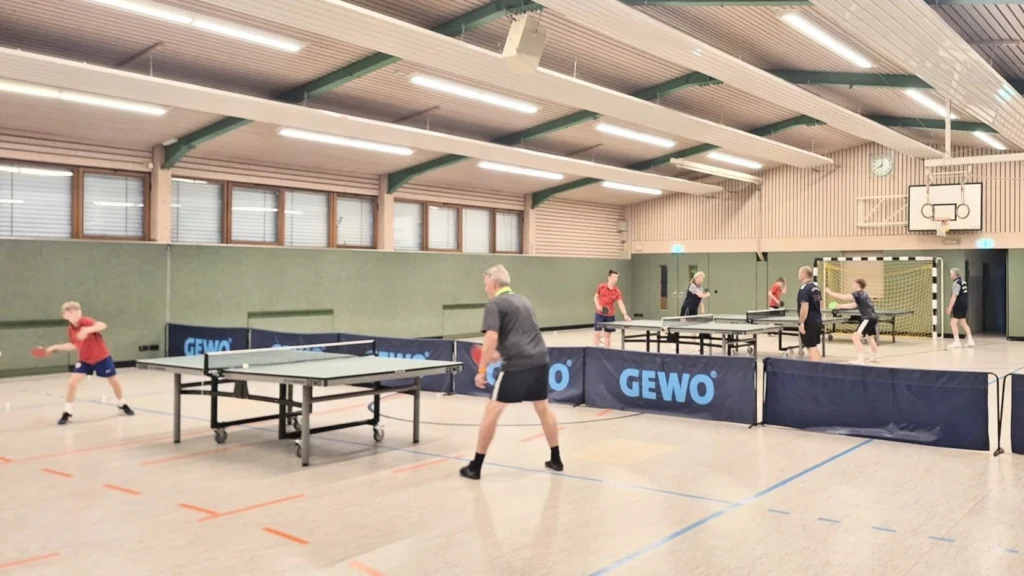 Das Training der Aktiven und Jugend in einer Halle mit vier Tischtennisplatten.