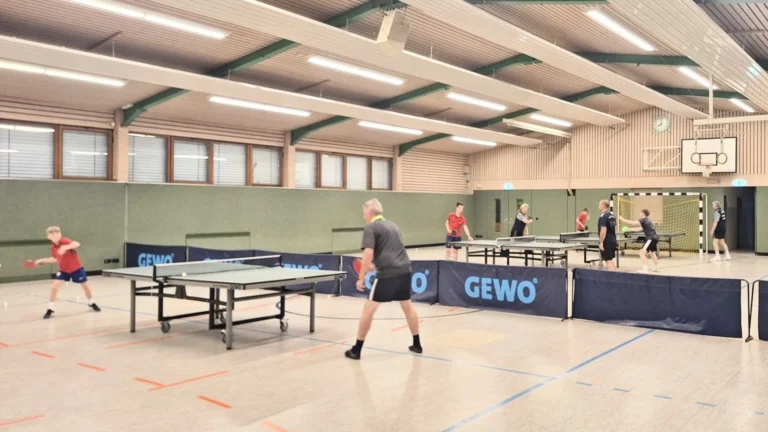 Das Training der Aktiven und Jugend in einer Halle mit vier Tischtennisplatten.