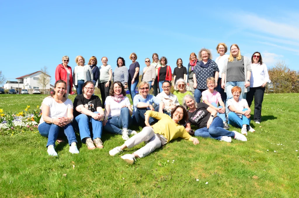 Ein Gruppenfoto der Abteilung Gesang auf einer Wiese.