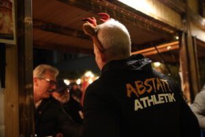 Rückenansicht Aufdruck einer Jacke Abstatt Athletik