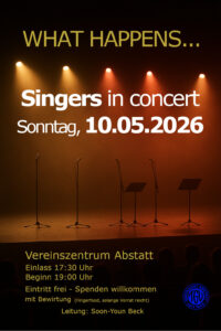 Plakat für Konzert der Singers Abstatt, 4 Mikrofone und 2 Notenständer auf der Bühne. Warmes Licht